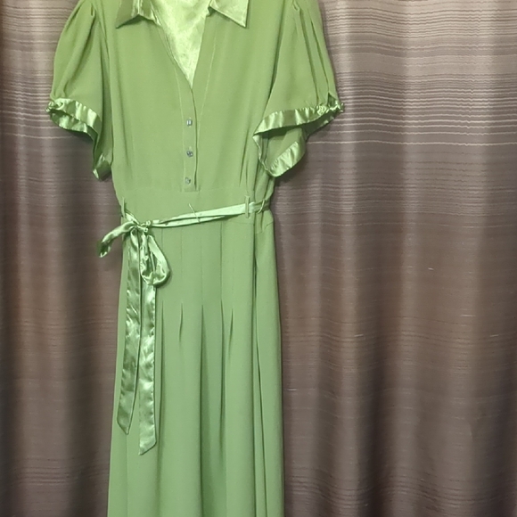 Jessica London Dresses & Skirts - Jessica London Green Satin-Trim Midi Dress